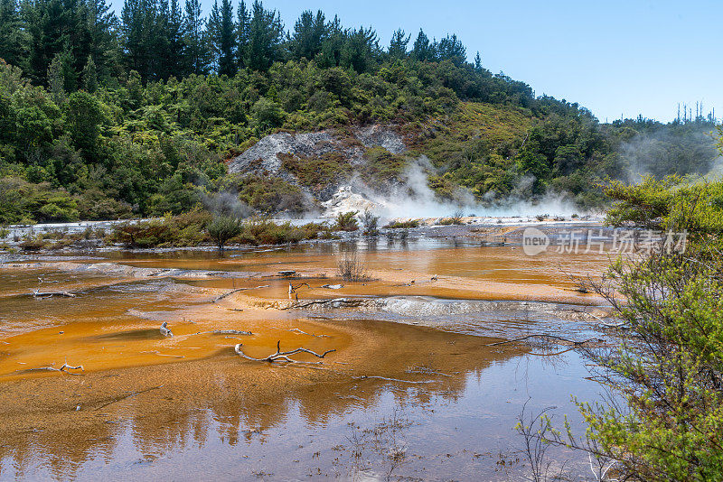 Orakei Korako地热公园和洞穴隐藏山谷，陶波，新西兰